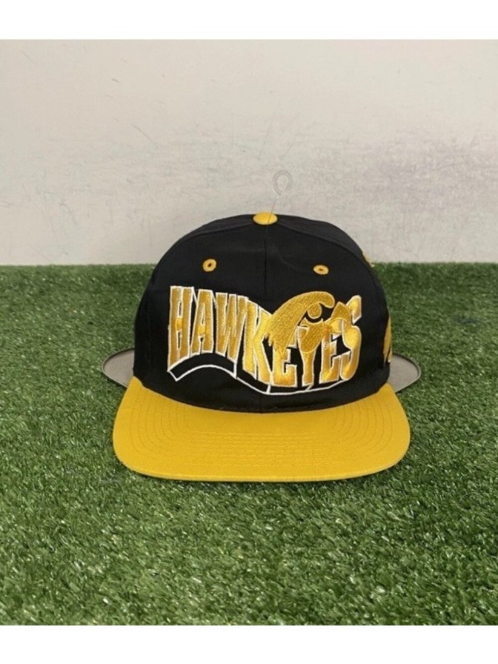 Vintage Iowa Hawkeyes hat cap snap back black yellow g cap wave football mens